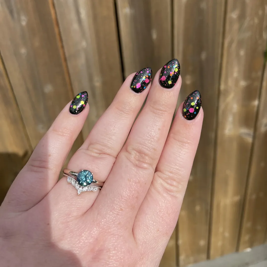 /public/photos/live/Round Blue Moissanite Matching V Curve Wedding Bridal Set 622.webp